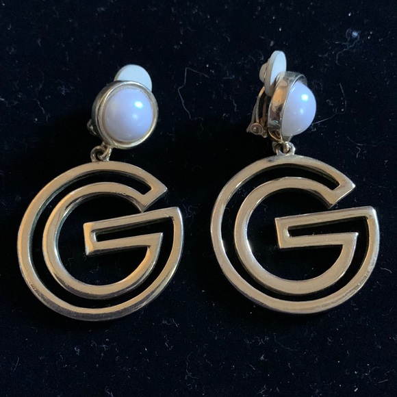 Givenchy Jewelry - Givenchy signature ‘G’ initial gold tone w faux pearl 2” dangle clip earrings